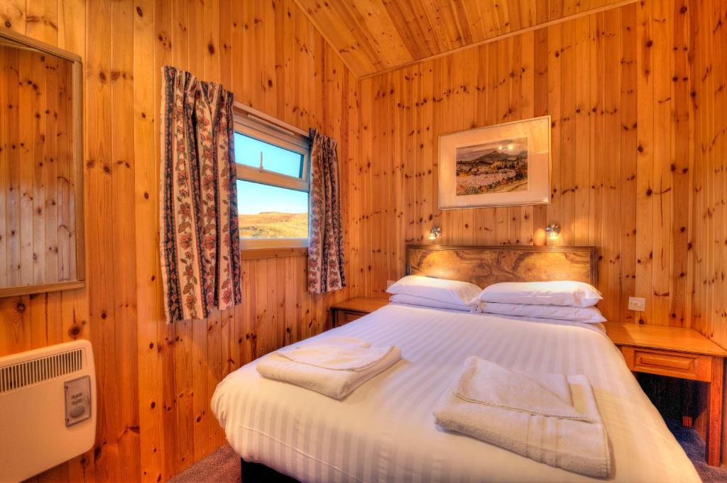 Postel nebo postele na pokoji v ubytování Lagnakeil Highland Lodges