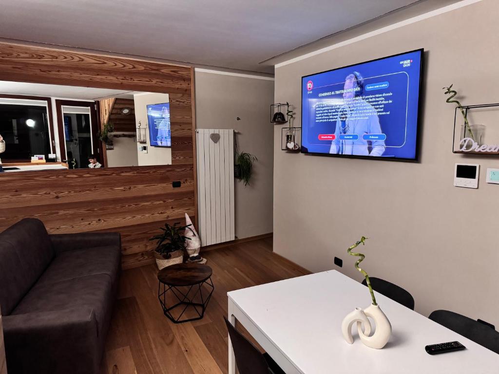 TV a/nebo společenská místnost v ubytování Residenze Vezza - Il Larice -