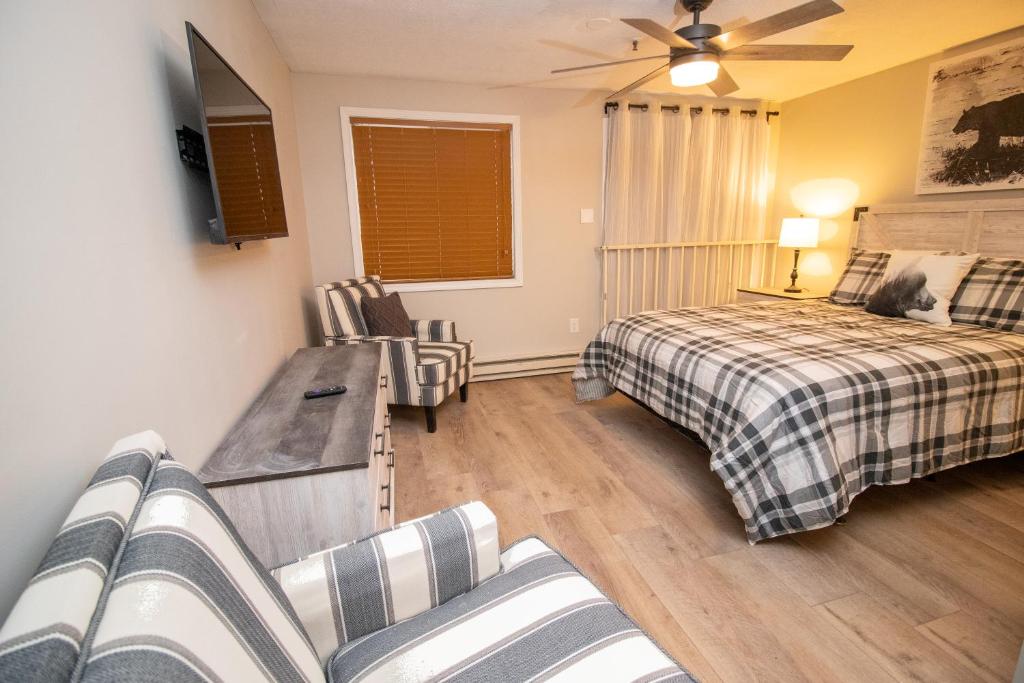 a living room with two beds and a couch at ML245 Skiers Paradise Family Friendly EZ Gated Parking Near Village in Snowshoe