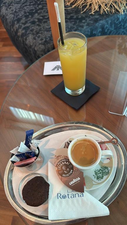 アルベロベッロにあるFanizza apartment 73の食べ物の皿とオレンジジュースのグラスが置かれたテーブル