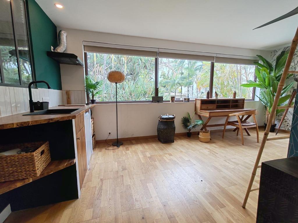 Kuchyň nebo kuchyňský kout v ubytování COLIVER - COLIVING A LA RÉUNION