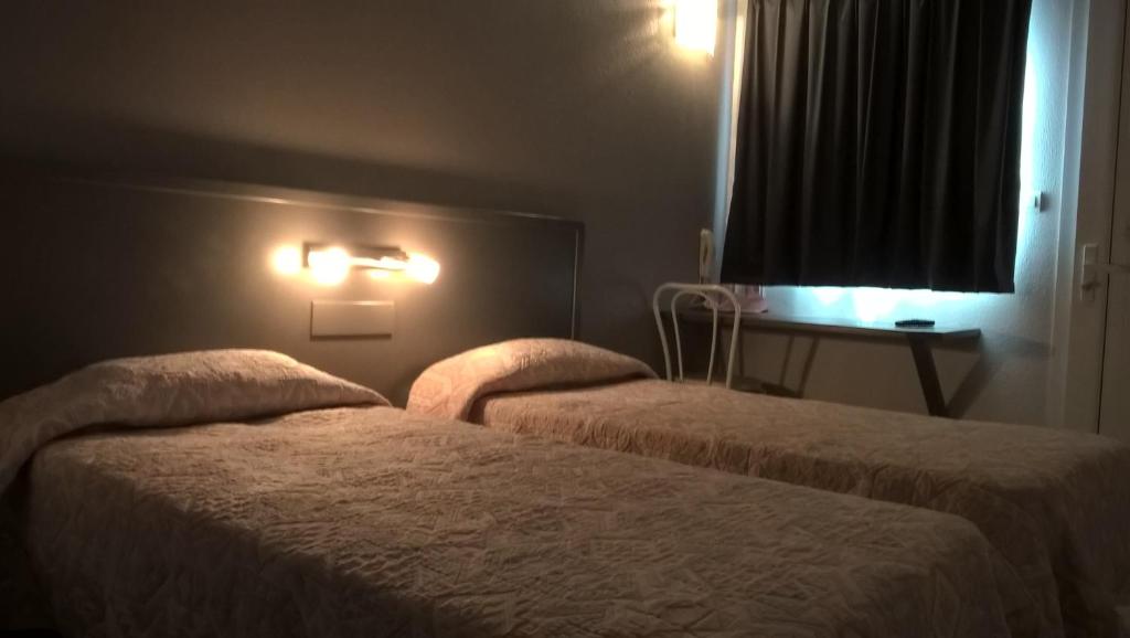 Una cama o camas en una habitación de Riv'Hotel