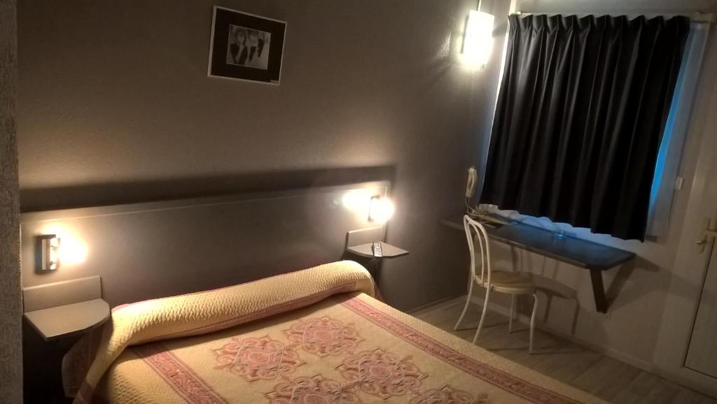 Una cama o camas en una habitación de Riv'Hotel