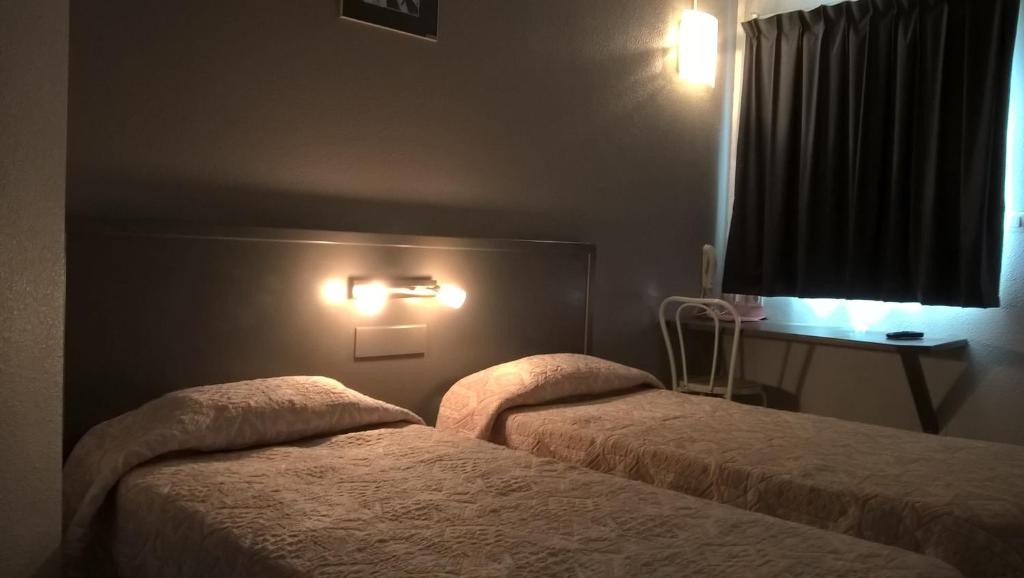 Una cama o camas en una habitación de Riv'Hotel