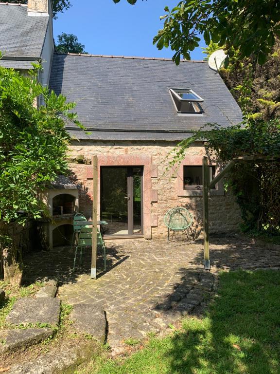 Cette maison en pierre dispose d'une terrasse. dans l'établissement Chez Cedric & Emmanuelle, à Plonéour-Lanvern