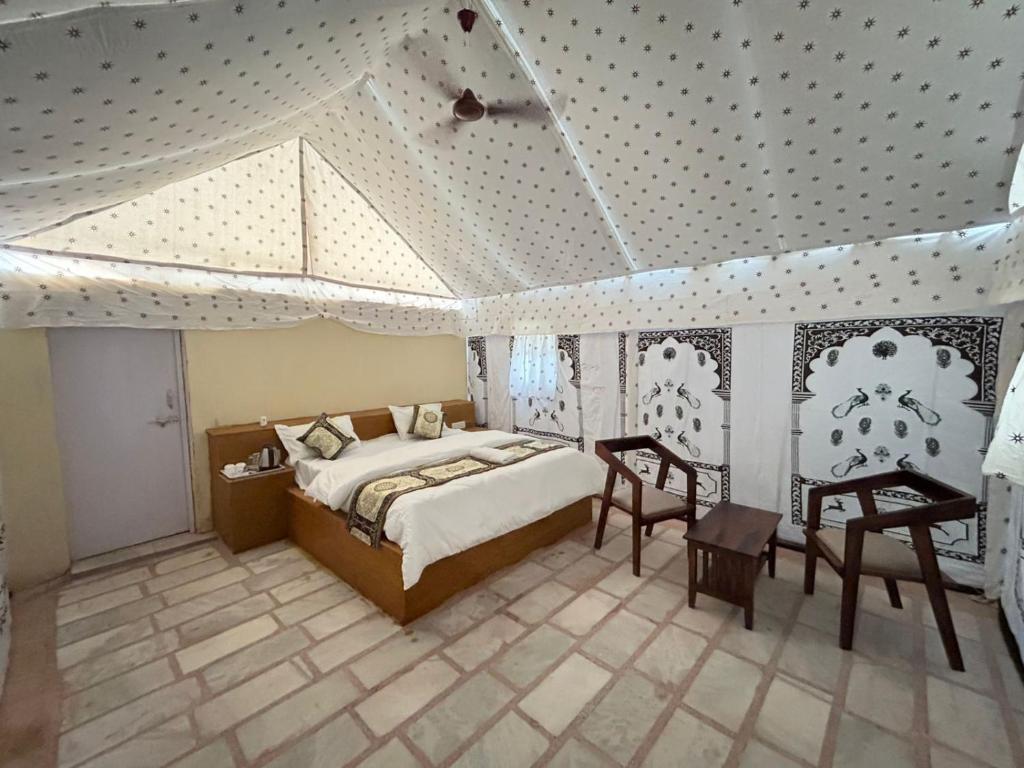 Postel nebo postele na pokoji v ubytování Janj Desert Camp Jaisalmer