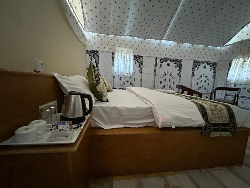 Postel nebo postele na pokoji v ubytování Janj Desert Camp Jaisalmer