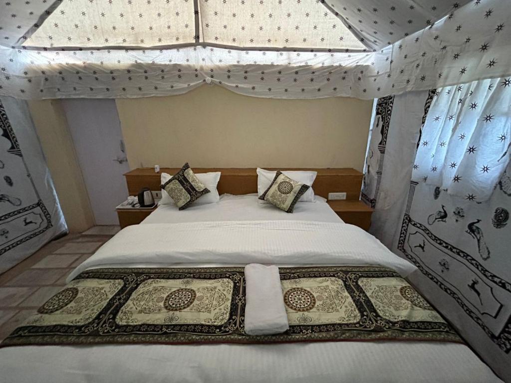 Postel nebo postele na pokoji v ubytování Janj Desert Camp Jaisalmer