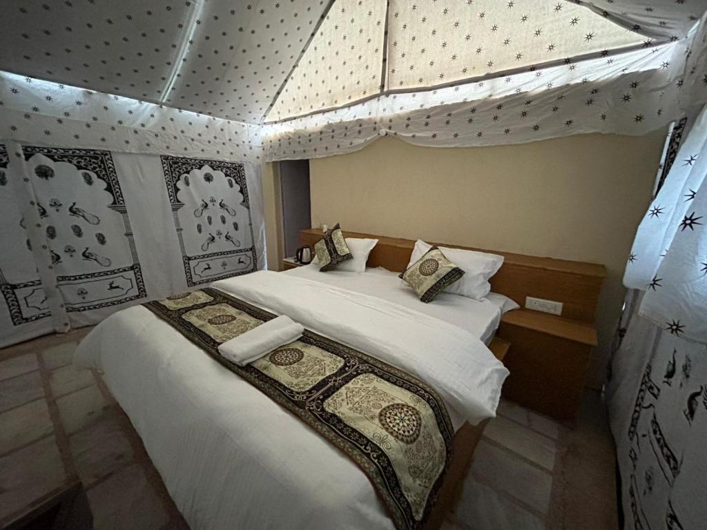 Postel nebo postele na pokoji v ubytování Janj Desert Camp Jaisalmer