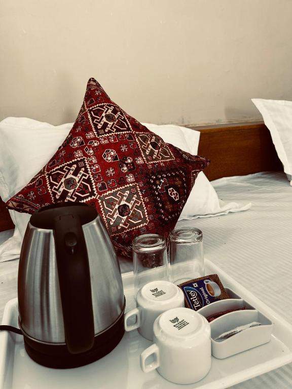 Příslušenství pro přípravu čaje a kávy v ubytování Janj Desert Camp Jaisalmer