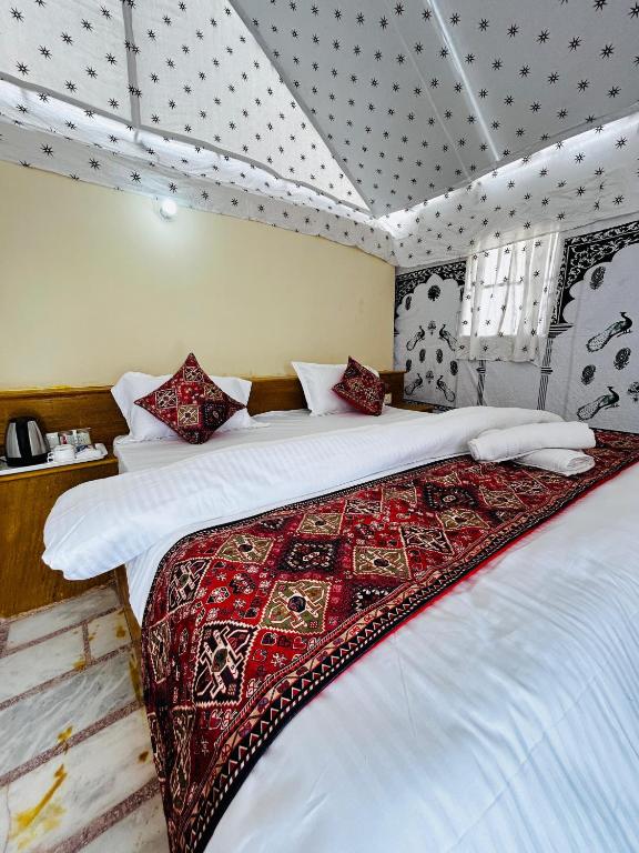 Postel nebo postele na pokoji v ubytování Janj Desert Camp Jaisalmer