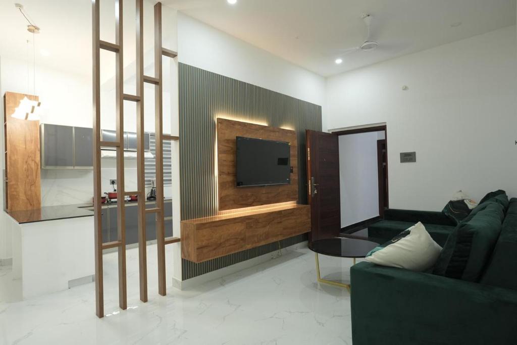 TV a/nebo společenská místnost v ubytování Rivera Residency Trivandrum