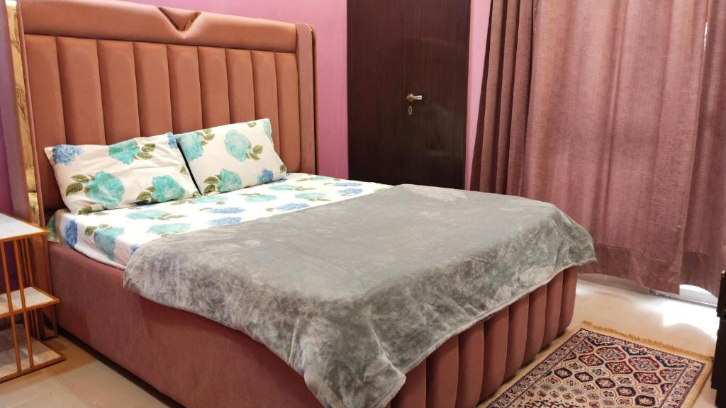 Cama o camas de una habitación en AK Royal Guest House Service Greater Noida West