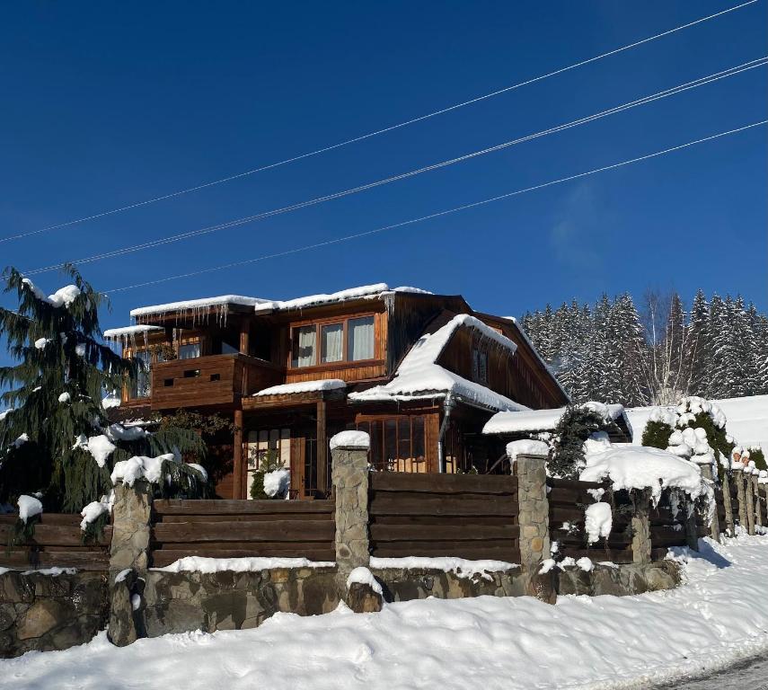 Лісова пісня في فيرخوفينا: كابينة خشبية في الثلج مع سياج