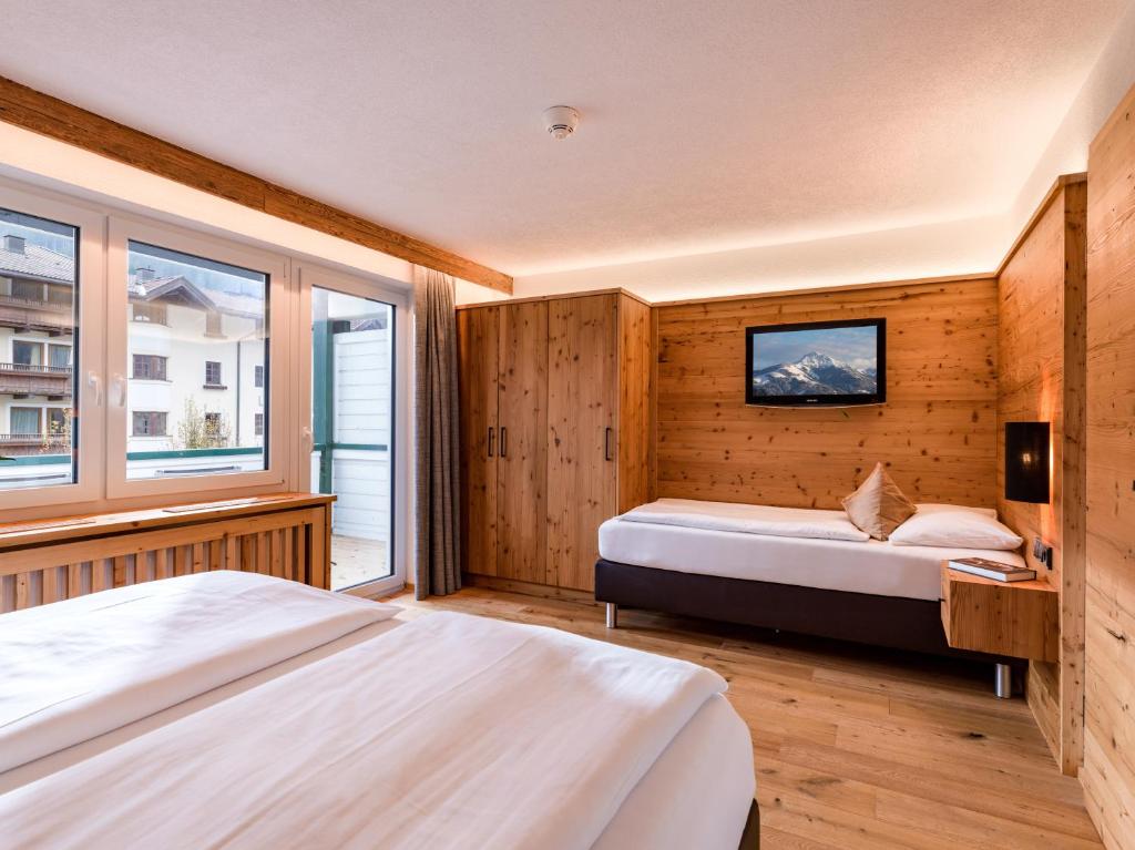 Postel nebo postele na pokoji v ubytování Almhof Kitzlodge - Alpine Lifestyle Hotel