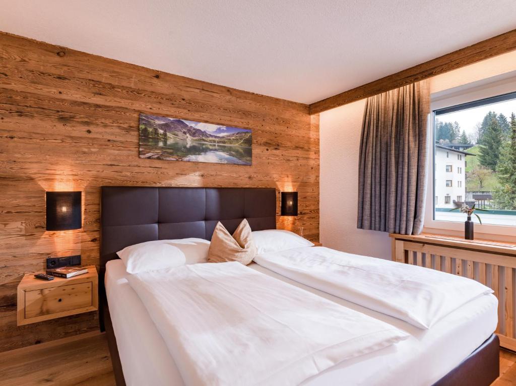 Postel nebo postele na pokoji v ubytování Almhof Kitzlodge - Alpine Lifestyle Hotel