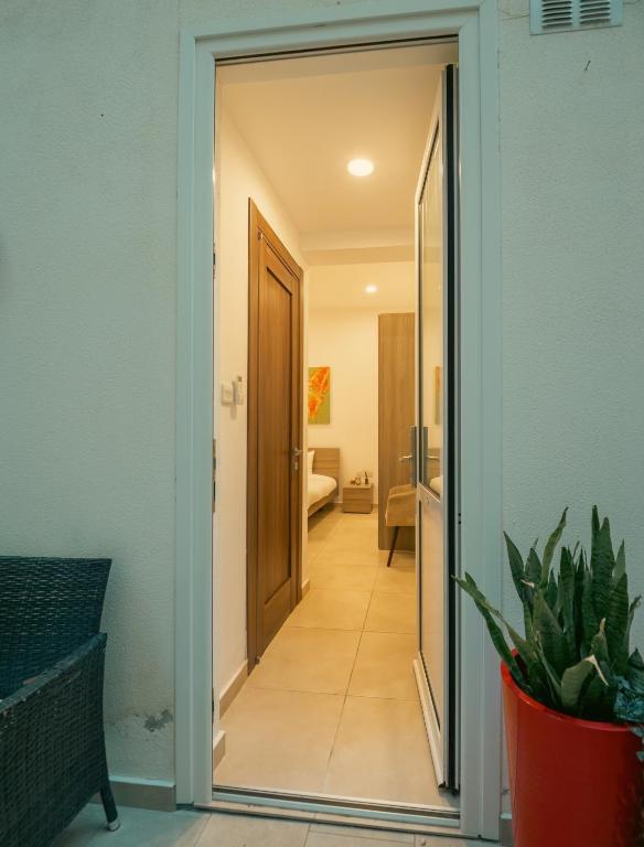 Postel nebo postele na pokoji v ubytování Sliema Central O'Clock Malta