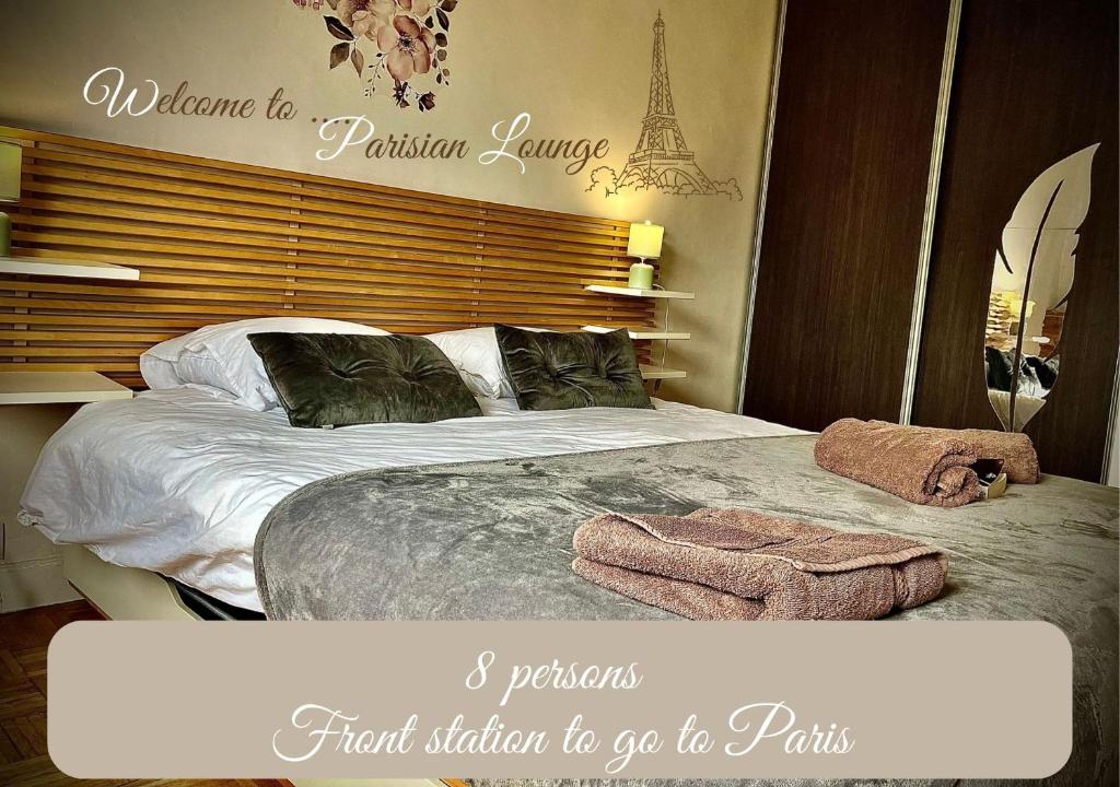 une chambre avec un lit avec deux serviettes dessus dans l'établissement Parisian Lounge 8 pers Front station, à Villemomble