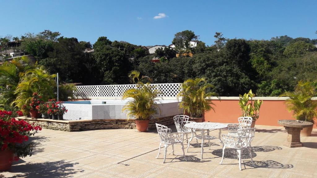 Rõdu või terrass majutusasutuses Hotel Acropolis Maya