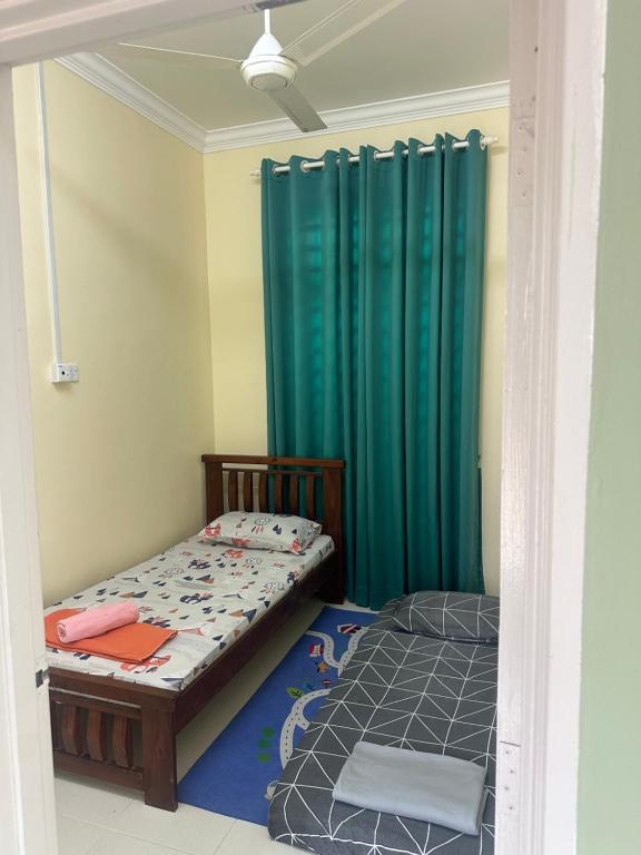 Postel nebo postele na pokoji v ubytování Ct tiara homestay