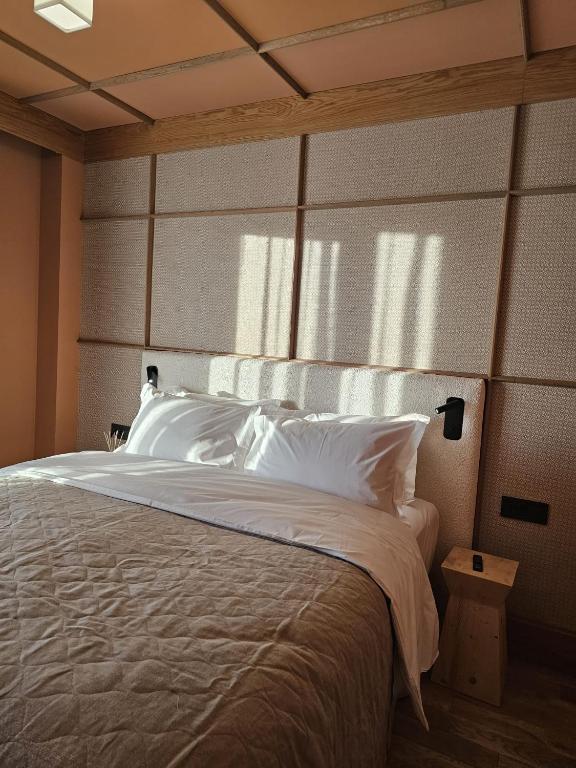 Un pat sau paturi într-o cameră la Aparthotel Craiova