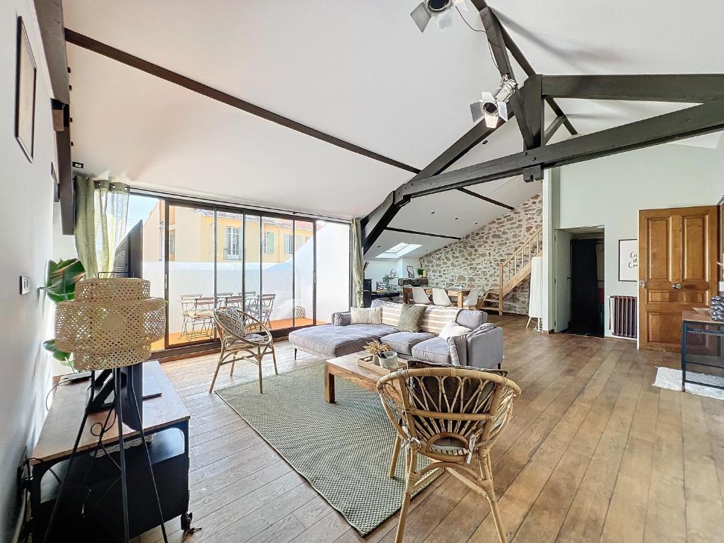 un salon avec un canapé et une table dans l'établissement 140m2 vue mer, 3 chambres, centre-ville, à Cannes