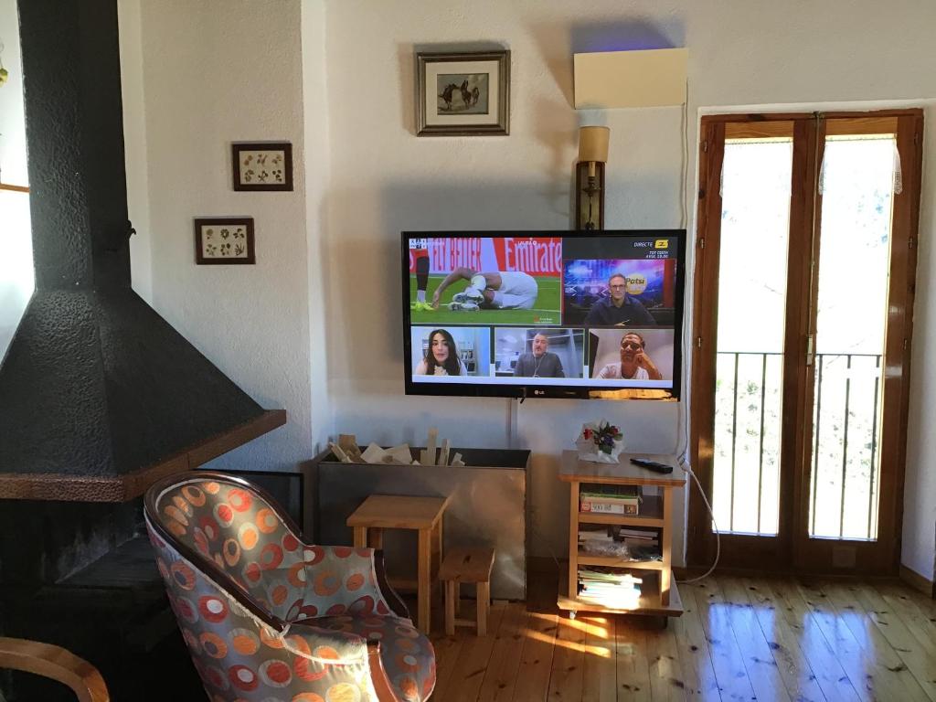 TV a/nebo společenská místnost v ubytování CAL RAMUNDAINA