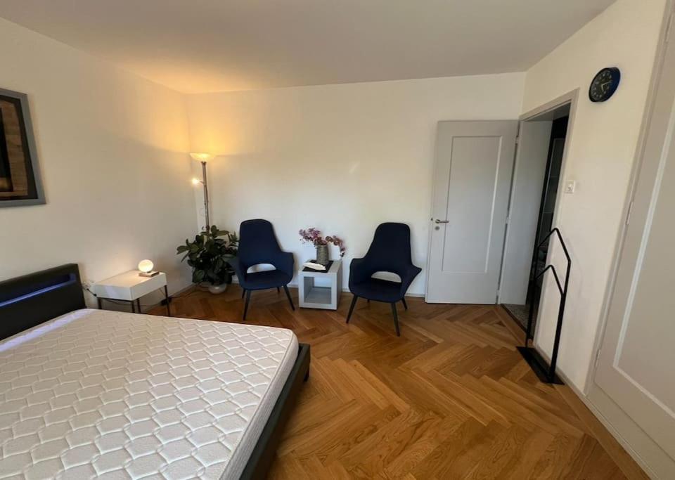 a bedroom with two chairs and a bed in it at Winter in Bern