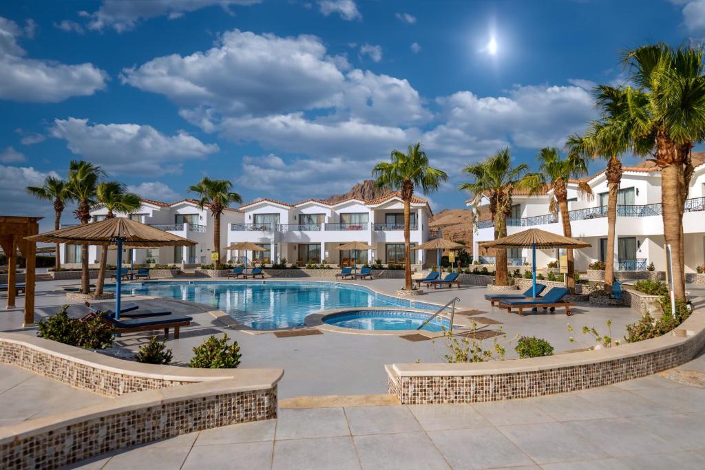 Bazén v ubytování Ecotel Dahab Bay View Resort nebo v jeho okolí