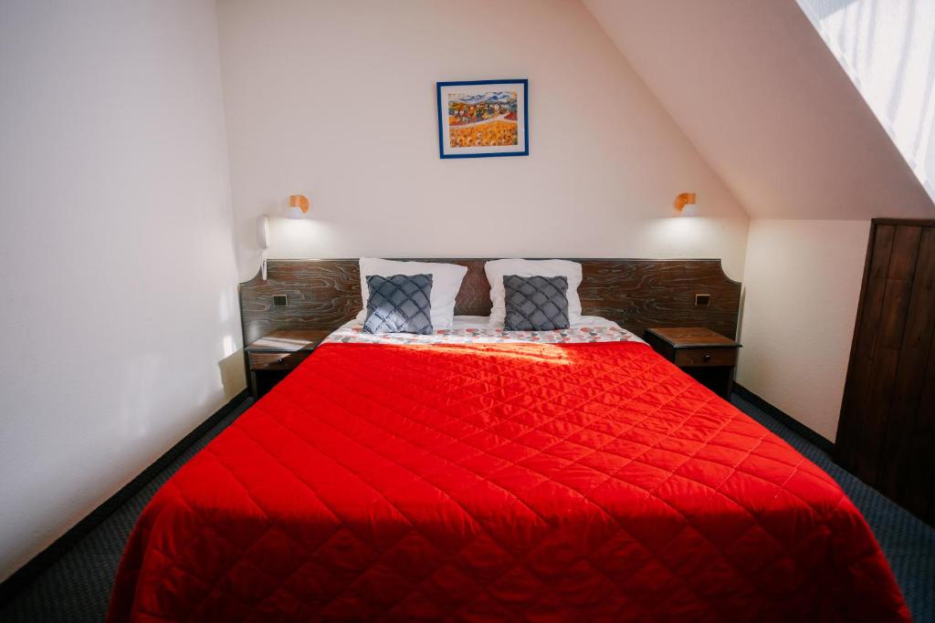 Postel nebo postele na pokoji v ubytování Hôtel Le Montaigu