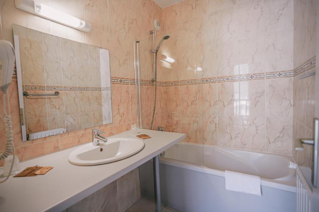Koupelna v ubytování Hôtel Le Montaigu