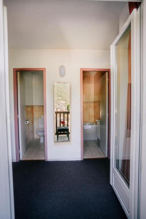 Koupelna v ubytování Hôtel Le Montaigu