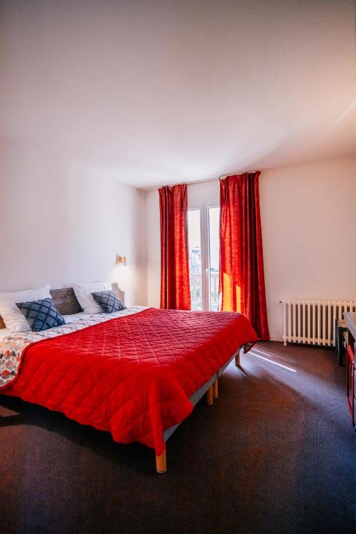 Postel nebo postele na pokoji v ubytování Hôtel Le Montaigu