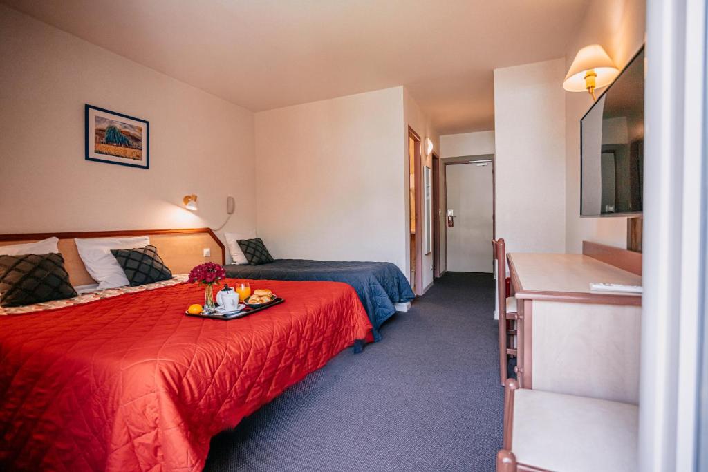 Postel nebo postele na pokoji v ubytování Hôtel Le Montaigu