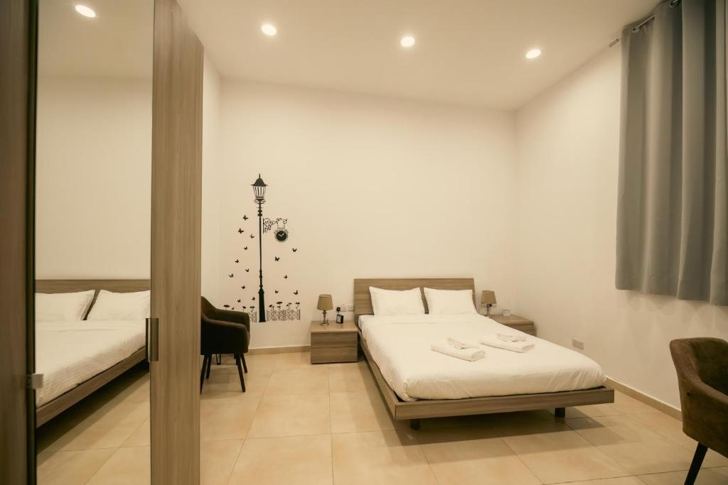 Postel nebo postele na pokoji v ubytování Sliema Central O'Clock Malta