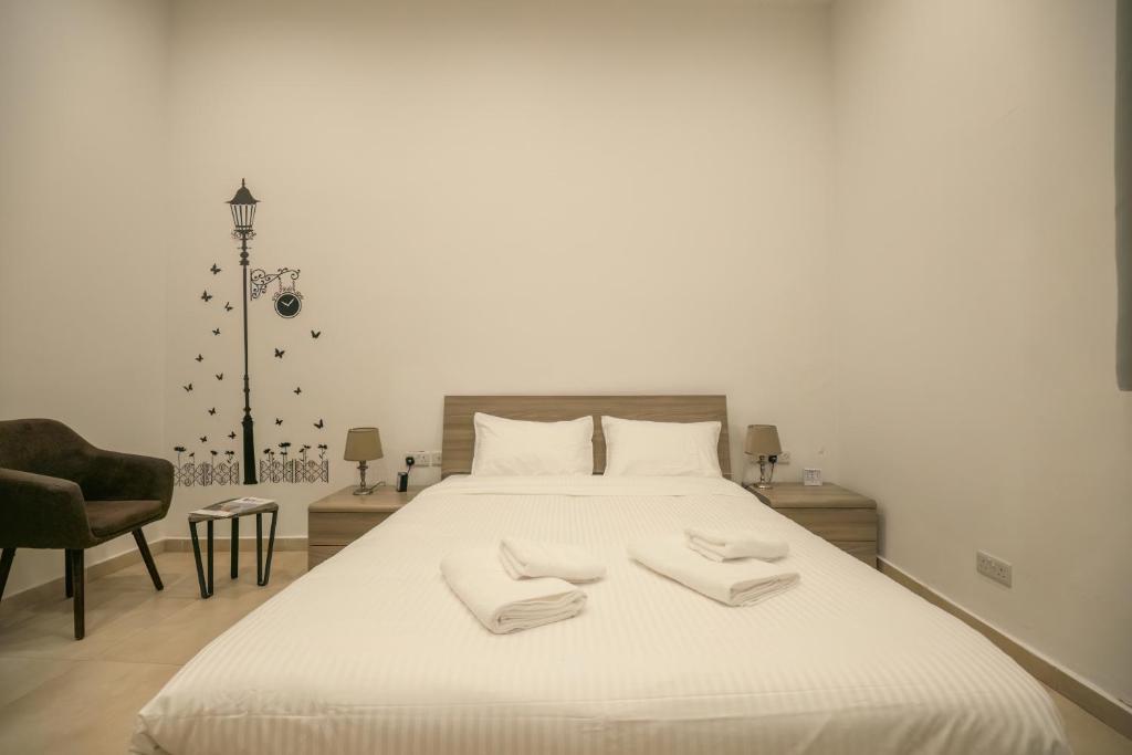 Postel nebo postele na pokoji v ubytování Sliema Central O'Clock Malta