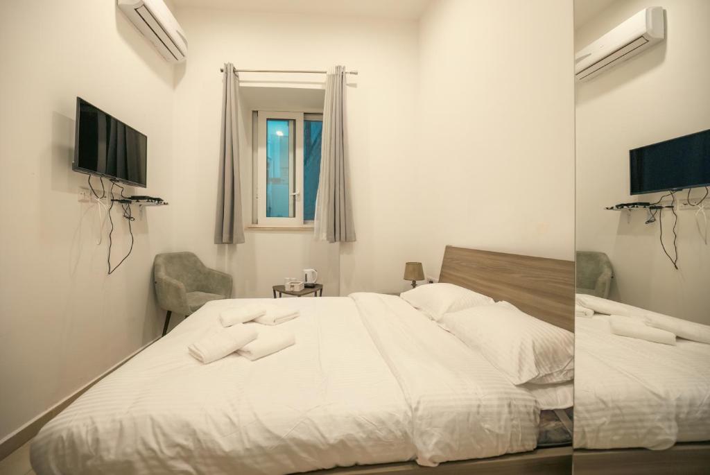 Postel nebo postele na pokoji v ubytování Sliema Central O'Clock Malta