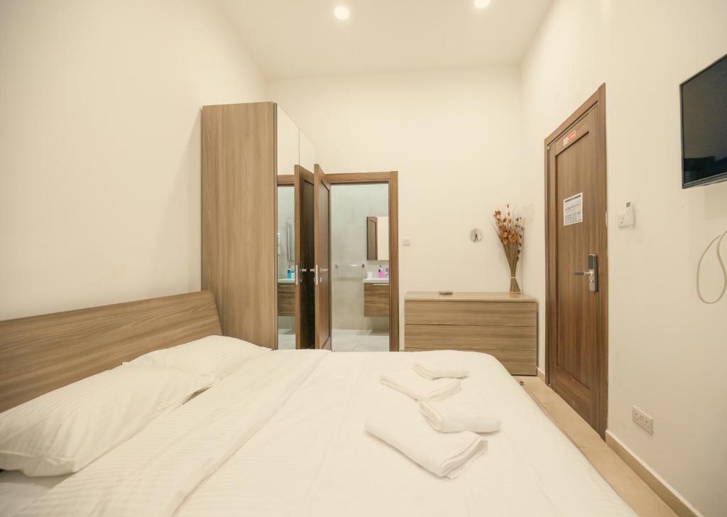Postel nebo postele na pokoji v ubytování Sliema Central O'Clock Malta