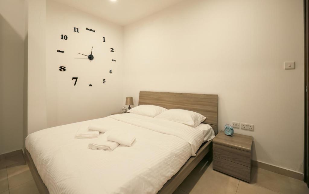 Postel nebo postele na pokoji v ubytování Sliema Central O'Clock Malta