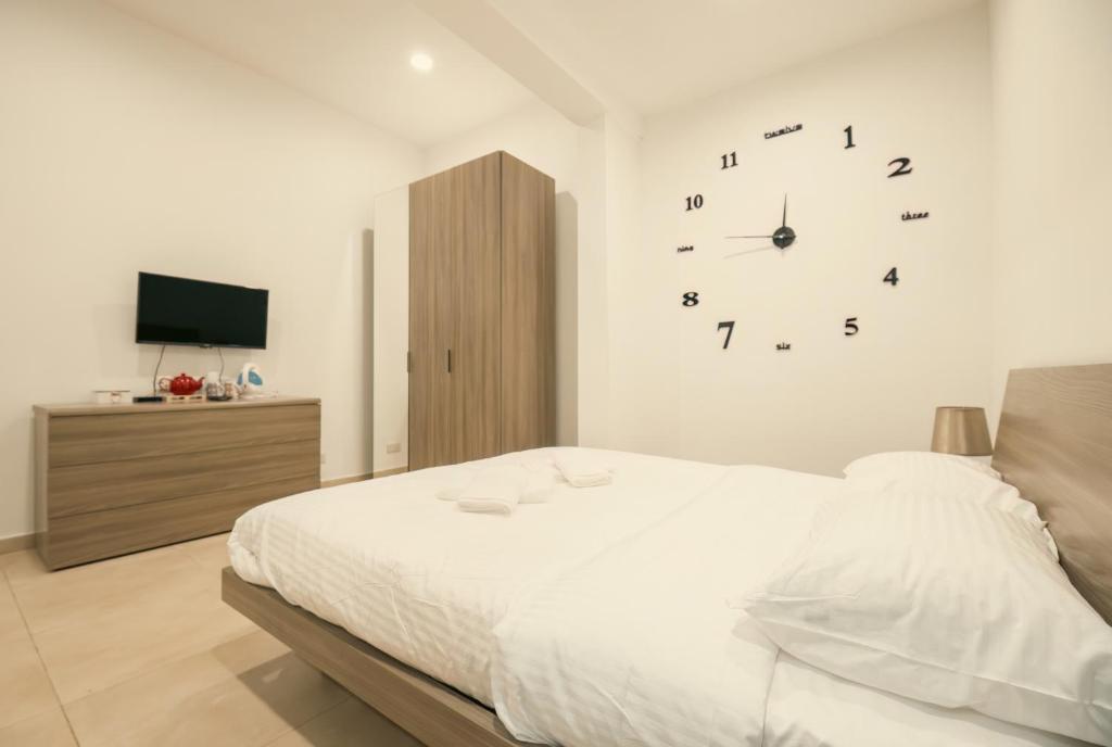 Postel nebo postele na pokoji v ubytování Sliema Central O'Clock Malta