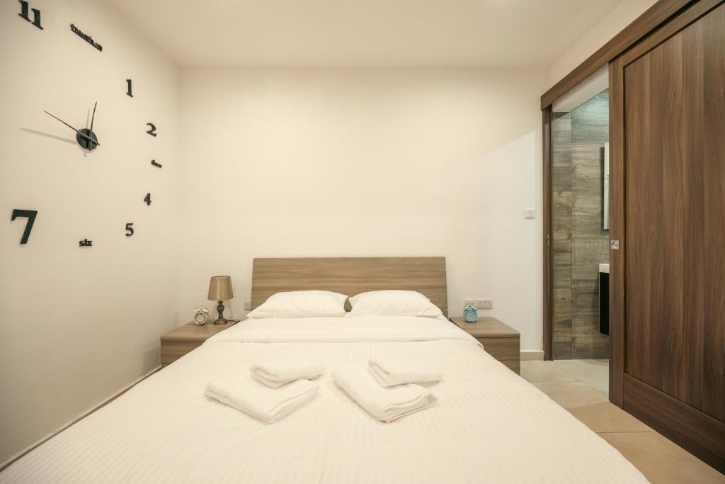 Postel nebo postele na pokoji v ubytování Sliema Central O'Clock Malta