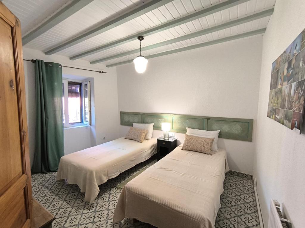 a room with two beds in a room at Ca LA LIDIA GARRIGUELLA in Garriguella