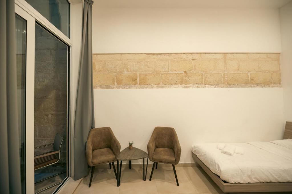 Postel nebo postele na pokoji v ubytování Sliema Central O'Clock Malta