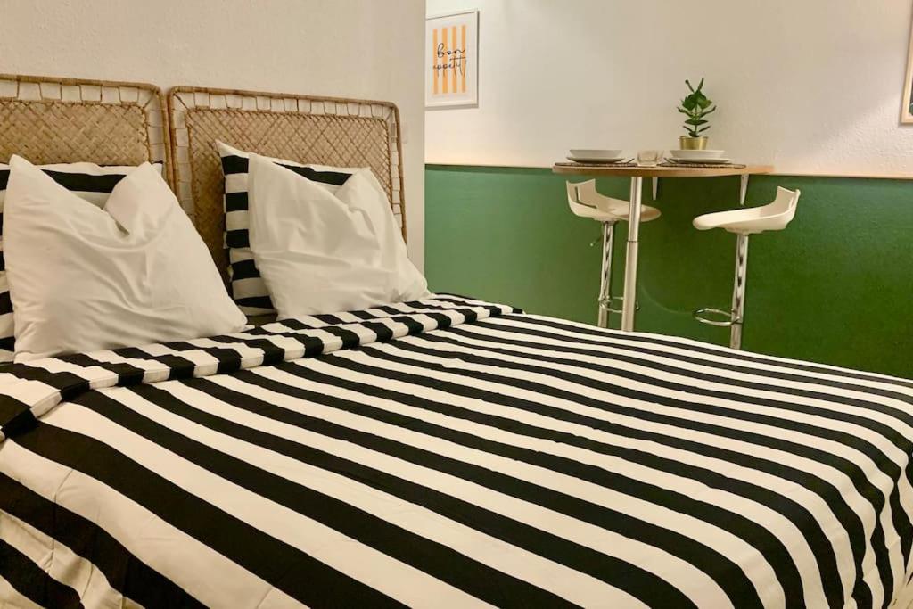- une chambre avec un lit rayé noir et blanc dans l'établissement Studio Lumineux 2 Pers Centre, à Toulouse