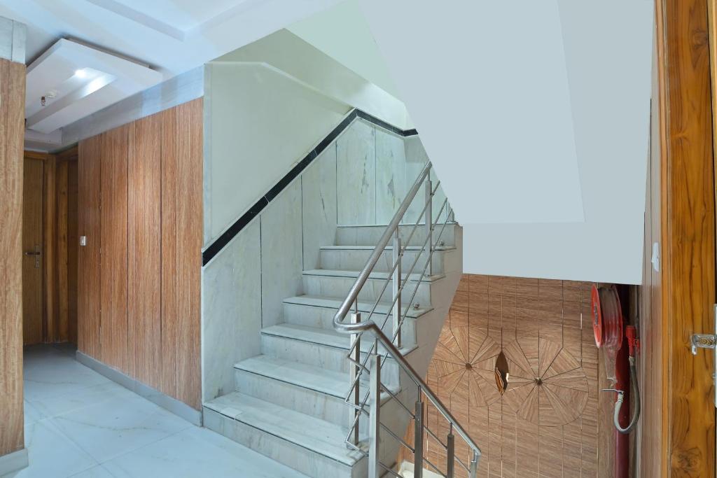لابی و فضای عمومی Hotel Northern Palace Just - 1 min Connaught place & New Delhi Station - تصویر ۵