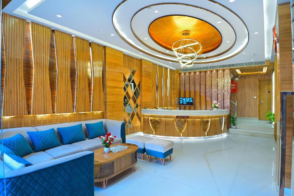 a lobby with a blue couch and a table at Hotel Northern Palace Just - 1 min Connaught place & New Delhi Station in New Delhi