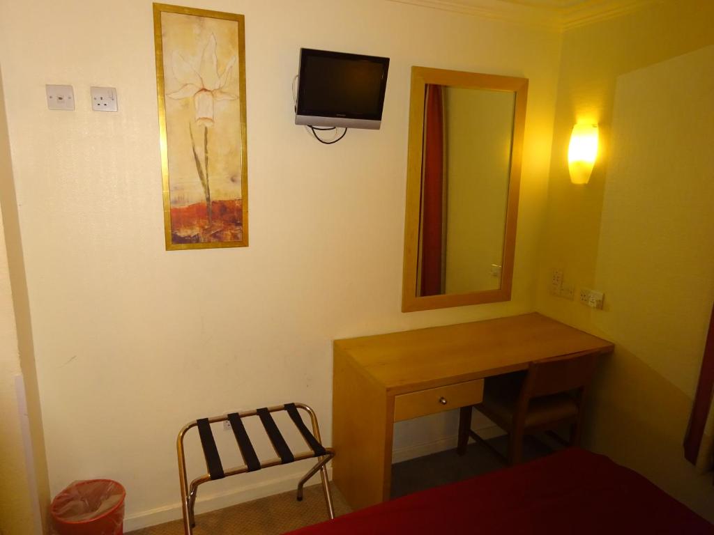 TV a/nebo společenská místnost v ubytování Americana Hotel