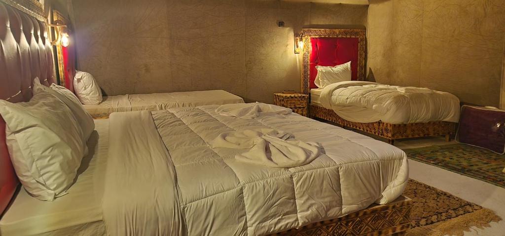 Postel nebo postele na pokoji v ubytování Fabulous luxury camp