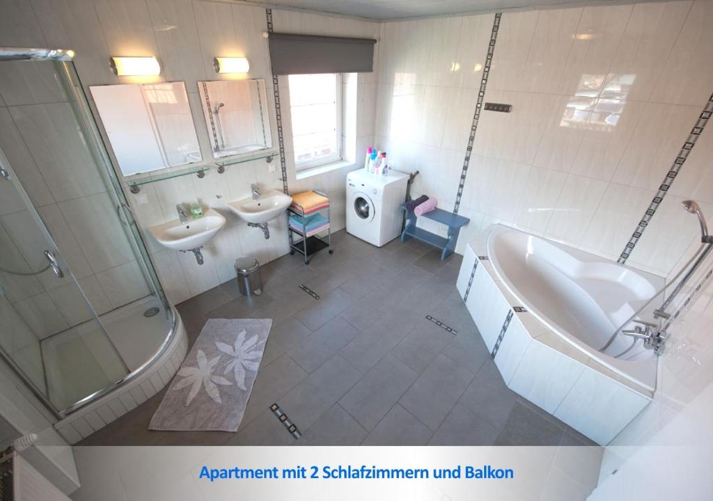A bathroom at Urlaubsapartment am Silbersee