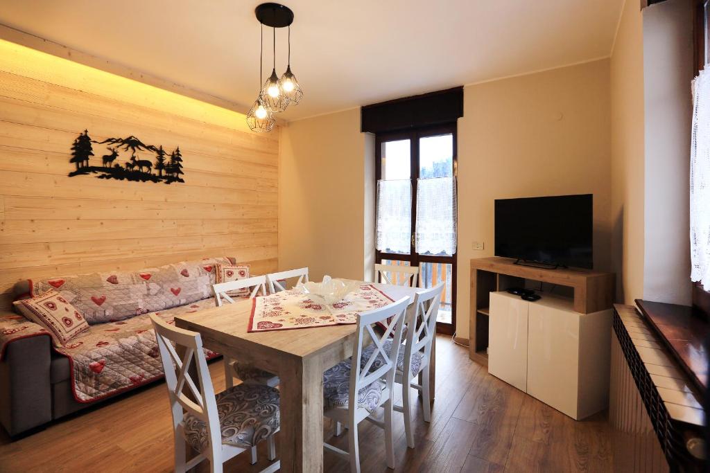 コーレレにあるCasa Valentinaのテーブルとソファのあるダイニングルーム